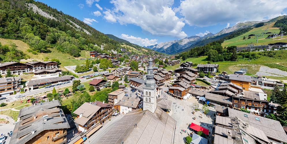 Voyage immersif au Pays du Reblochon : le massif des Aravis vu du ciel